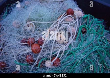 Rustikales grünes Fischernetz mit Bojen und Seilen Stockfoto