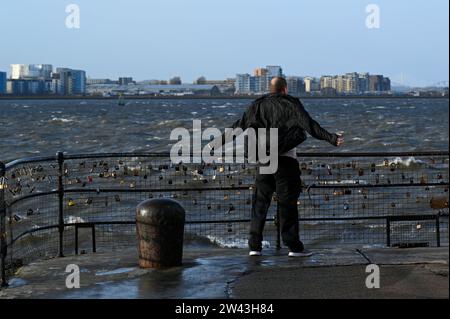 Edinburgh, Schottland, Großbritannien. Dezember 2023. Sturm Pia bringt starke Winde und stürmisches Wetter in den Hafen von Newhaven an der vierten Mündung. Besucher, die sich gegen den Wind mit Blick auf das turbulente Wasser auf die moderne Entwicklung in Granton stützen. Quelle: Craig Brown/Alamy Live News Stockfoto