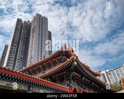 November 2023. Wong Tai Sin Tempel - Wong Tai Sin Gegend, Hongkong. Wunderschönes Dach des Tempels mit traditioneller orientalischer Dekoration. Hinten Stockfoto