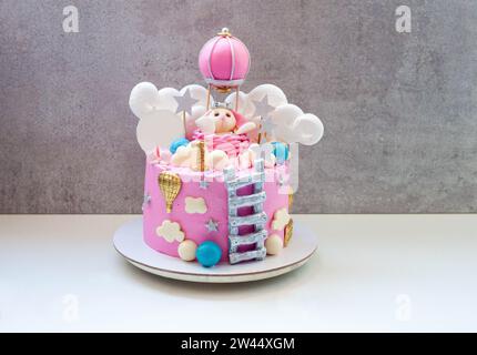 Schöne rosa Torte zum Geburtstag des Mädchens mit Fondant Hase, Leiter, Wolken, Ballons, Sternen, Mond und Nummer eins Stockfoto