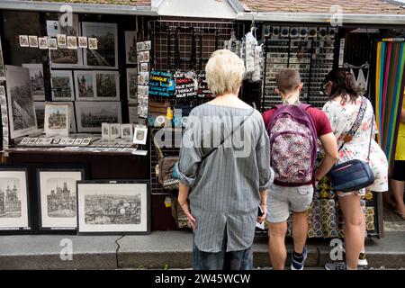 Touristen an einem Souvenirstand im jüdischen Viertel der Altstadt von Josefov Prag Tschechische Republik Europa Stockfoto