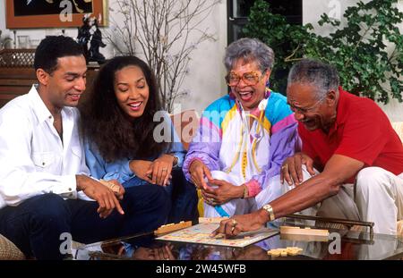 Schwarze afrikanische amerikanische Familie zusammen glücklich zu Hause miteinander genießen und entspannen, während Sie spielen Stockfoto