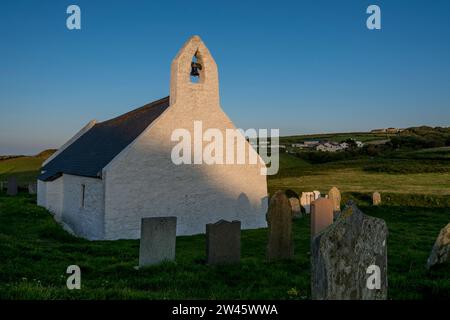 Walisische Kapelle in Mwnt an einem Sommerabend an der Cardigan-Küste Stockfoto