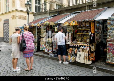 Souvenir-Stände Prag U Stary Hrbitova Straße, Altstadt Josefov Jüdisches Viertel Prag, Tschechische Republik Stockfoto