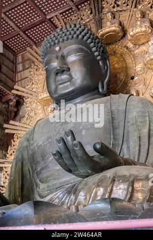 Die weltweit größte Bronzestatue der Bronzestatue des Buddha Vairocana, auf Japanisch als Daibutsu bekannt. Stockfoto