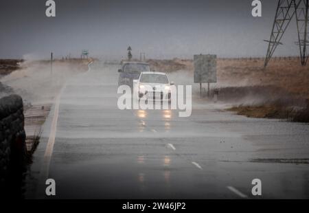 West Yorkshire, Großbritannien. Dezember 2023. Wetter in Großbritannien. Fahrer und Verkehrsteilnehmer sind mit schwierigen Fahrbedingungen konfrontiert, da starke Winde Wasser aus dem Blackstone Edge Reservoir über die Turin Road und die Grenze von Rochdale und Calderdale treiben, während Storm Pia den hohen Pennine-Boden zwischen Leeds und Manchester durchquert. Quelle: Windmill Images/Alamy Live News Stockfoto