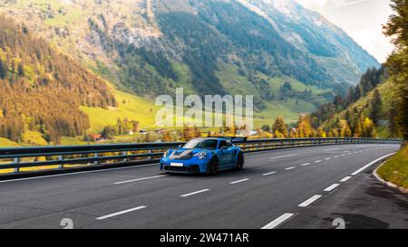 Porsche 911 GT3 RS 992 auf österreichischen Bergstraßen Stockfoto