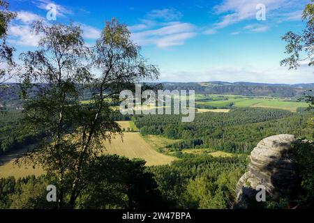 Blick auf die Landschaft vom Lilienstein Nationalpark Sächsische Schweiz, Deutschland, Landschaft Elbsandsteinfelsen malerischen Wildkorridor Stockfoto