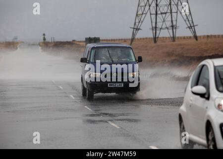 West Yorkshire, Großbritannien. Dezember 2023. Wetter in Großbritannien. Fahrer und Verkehrsteilnehmer sind mit schwierigen Fahrbedingungen konfrontiert, da starke Winde Wasser aus dem Blackstone Edge Reservoir über die Turin Road und die Grenze von Rochdale und Calderdale treiben, während Storm Pia den hohen Pennine-Boden zwischen Leeds und Manchester durchquert. Quelle: Windmill Images/Alamy Live News Stockfoto