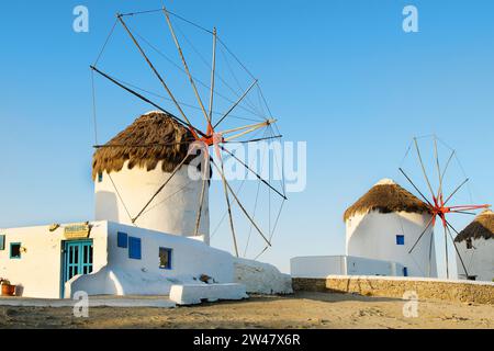 Die Windmühlen auf der Insel Mykonos, Griechenland, Kykladen, Ägäis, Stockfoto