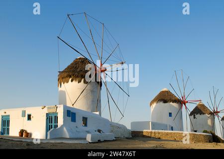 Die Windmühlen auf der Insel Mykonos, Griechenland, Kykladen, Ägäis, Stockfoto