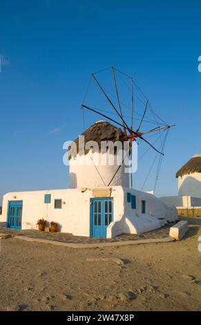 Die Windmühlen auf der Insel Mykonos, Griechenland, Kykladen, Ägäis, Stockfoto