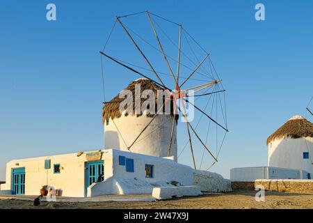 Die Windmühlen auf der Insel Mykonos, Griechenland, Kykladen, Ägäis, Stockfoto