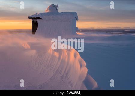 Verschneite Hütte, Dundret Naturreservat, Gällivare, Norrbotten, Lappland, Schweden, Januar 2023, Hütte im Schnee, Schneeverwehung, Stockfoto