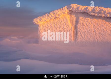 Verschneite Hütte, Dundret Naturreservat, Gällivare, Norrbotten, Lappland, Schweden, Januar 2023, Hütte im Schnee, Schneeverwehung, Stockfoto