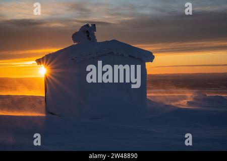 Verschneite Hütte, Dundret Naturreservat, Gällivare, Norrbotten, Lappland, Schweden, Januar 2023, Hütte im Schnee, Schneeverwehung, Stockfoto