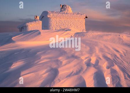 Verschneite Hütte, Dundret Naturreservat, Gällivare, Norrbotten, Lappland, Schweden, Januar 2023, Hütte im Schnee, Schneeverwehung, Stockfoto