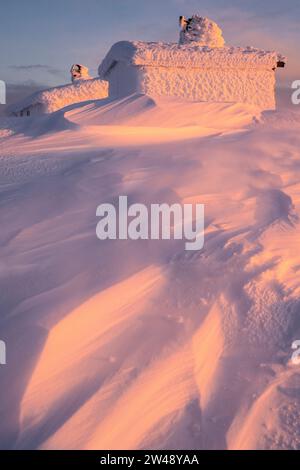 Verschneite Hütte, Dundret Naturreservat, Gällivare, Norrbotten, Lappland, Schweden, Januar 2023, Hütte im Schnee, Schneeverwehung, Stockfoto