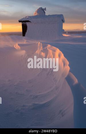 Verschneite Hütte, Dundret Naturreservat, Gällivare, Norrbotten, Lappland, Schweden, Januar 2023, Hütte im Schnee, Schneeverwehung, Stockfoto