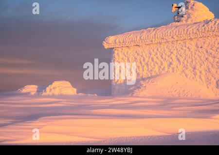 Verschneite Hütte, Dundret Naturreservat, Gällivare, Norrbotten, Lappland, Schweden, Januar 2023, Hütte im Schnee, Schneeverwehung, Stockfoto