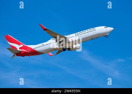 Eine QANTAS VH-VZH Boeing 737-838 startet vom Flughafen Perth, Western Australia. Stockfoto