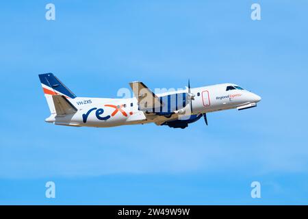 Ein Flugzeug der Rex Airlines VH-ZXS Saab 340B, eine australische Regionalfluggesellschaft, startet vom Flughafen Perth, Western Australia. Stockfoto