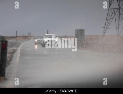 West Yorkshire, Großbritannien. Dezember 2023. Wetter in Großbritannien. Fahrer und Verkehrsteilnehmer sind mit schwierigen Fahrbedingungen konfrontiert, da starke Winde Wasser aus dem Blackstone Edge Reservoir über die Turin Road und die Grenze von Rochdale und Calderdale treiben, während Storm Pia den hohen Pennine-Boden zwischen Leeds und Manchester durchquert. Quelle: Windmill Images/Alamy Live News Stockfoto