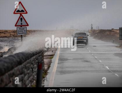 West Yorkshire, Großbritannien. Dezember 2023. Wetter in Großbritannien. Fahrer und Verkehrsteilnehmer sind mit schwierigen Fahrbedingungen konfrontiert, da starke Winde Wasser aus dem Blackstone Edge Reservoir über die Turin Road und die Grenze von Rochdale und Calderdale treiben, während Storm Pia den hohen Pennine-Boden zwischen Leeds und Manchester durchquert. Quelle: Windmill Images/Alamy Live News Stockfoto