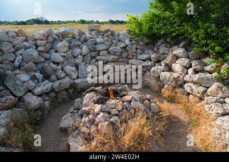 Ewiges Feuer, Lagerfeuer und Grillplatz, Kamen Brjag, Steinufer, Dobrich, Bulgarien Stockfoto