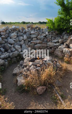 Ewiges Feuer, Lagerfeuer und Grillplatz, Kamen Brjag, Steinufer, Dobrich, Bulgarien Stockfoto