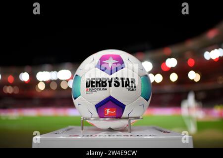 Stuttgart, Deutschland. Dezember 2023. Nachtaufnahme Adidas Derbystar Spielball auf Podest VfB Stuttgart vs. FC Augsburg FCA 20.12.2023 DFL-VORSCHRIFTEN VERBIETEN JEDE VERWENDUNG VON FOTOGRAFIEN ALS BILDSEQUENZEN UND/ODER QUASI-VIDEO/dpa/Alamy Live News Stockfoto