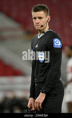 Stuttgart, Deutschland. Dezember 2023. Schiedsrichter Daniel Siebert VfB Stuttgart vs. FC Augsburg FCA 20.12.2023 DFL-VORSCHRIFTEN VERBIETEN JEDE VERWENDUNG VON FOTOGRAFIEN ALS BILDSEQUENZEN UND/ODER QUASI-VIDEO/dpa/Alamy Live News Stockfoto