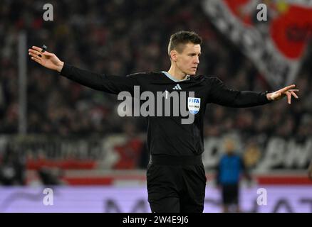 Stuttgart, Deutschland. Dezember 2023. Schiedsrichter Daniel Siebert Gestik Geste VfB Stuttgart vs. FC Augsburg FCA 20.12.2023 DFL-VORSCHRIFTEN VERBIETEN JEDE VERWENDUNG VON FOTOGRAFIEN ALS BILDSEQUENZEN UND/ODER QUASI-VIDEO/dpa/Alamy Live News Stockfoto