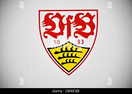 Stuttgart, Deutschland. Dezember 2023. Wappen, Logo VfB Stuttgart auf weißem Grund VfB Stuttgart vs. FC Augsburg FCA 20.12.2023 DFL-VORSCHRIFTEN VERBIETEN JEDE VERWENDUNG VON FOTOGRAFIEN ALS BILDSEQUENZEN UND/ODER QUASI-VIDEO/dpa/Alamy Live News Stockfoto