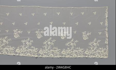 Hutschleier der Applikationsseite mit Kornblumen und Margriten, anonym, ca. 1825 - ca. 1849 Hutschleier von Applikationsseite: Kloskant appliziert auf Maschinentüll. Rechteckiges Modell. Das sich wiederholende Muster besteht aus drei Reihen, wobei ein Kelch von einem zwischen einigen Blattzweigen weit verteilt ist. Zwischen der aufeinanderfolgenden Kelchblüte in der unteren Reihe befindet sich ein Blütenzweig mit einem Gänseblümchen und zwei kleineren Blüten und Blättern. Entlang der Unterseite des Schleiers ist das Muster näher und besteht aus einem horizontalen Blütenzweig mit zwei Gänseblümchen, drei Kornblumen oder Nelken und einem anderen kleineren Flüsschen Stockfoto