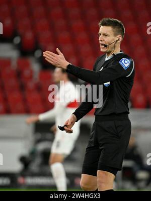 Stuttgart, Deutschland. Dezember 2023. Schiedsrichter Daniel Siebert Gestik Geste VfB Stuttgart vs. FC Augsburg FCA 20.12.2023 DFL-VORSCHRIFTEN VERBIETEN JEDE VERWENDUNG VON FOTOGRAFIEN ALS BILDSEQUENZEN UND/ODER QUASI-VIDEO/dpa/Alamy Live News Stockfoto