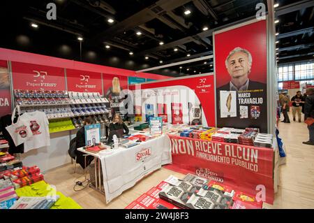 Paper First Books stehen auf der „Più libri più liberi“, der nationalen Messe für kleine und mittlere Verlage, dem Roma Convention Center La Nuvola, Rom, Italien Stockfoto