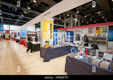 Die Bücher des Contrasto-Verlags stehen auf der „Più libri più liberi“, der nationalen Messe für kleine und mittlere Verlage, dem Roma Convention Center La Nuvola, Rom, Italien Stockfoto