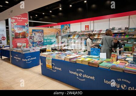 Lonely Planet Bücher stehen auf der „Più libri più liberi“ National Fair of Small and Medium Publishing im Roma Convention Center La Nuvola, Rom, Italien Stockfoto