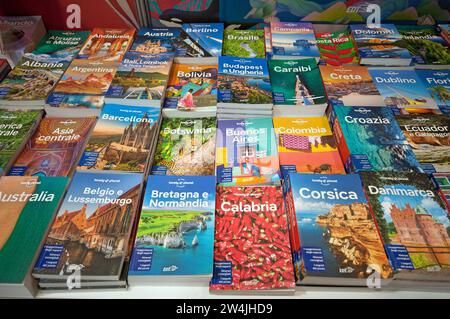 Lonely Planet Reiseführer zum Verkauf, 2023, Rom, Italien Stockfoto