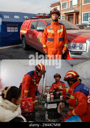 (231221) -- JISHISHAN, 21. Dezember 2023 (Xinhua) -- dieses Kombi-Foto zeigt Shui Xiangdong, Mitglied der örtlichen Feuerwehr und Rettungskräfte, steht an einer vorübergehenden Siedlung (oben) und Shui Xiangdong stellt Informationen zum Brandschutz für Beben betroffene Menschen in der vorübergehenden Siedlung im Dorf Dahe im Jishishan County in der nordwestlichen chinesischen Provinz Gansu vor, 21. Dezember 2023. In der vom Erdbeben betroffenen Provinz Gansu werden weiterhin ordentliche Hilfsmaßnahmen unternommen. (Xinhua/Fang Xin) Stockfoto