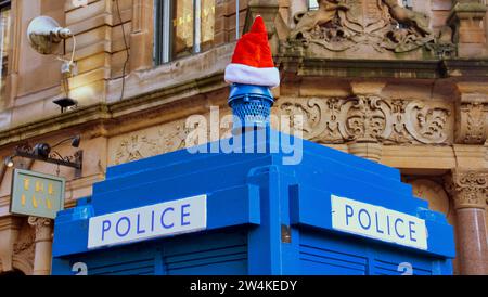 Glasgow, Schottland, Großbritannien. Dezember 2023. Weihnachtseinkäufe in der Shoppinghauptstadt schottlands, der buchanan Street, der Style Mile oder dem goldenen z. Santa Hut auf den Polizeitatrdis vor dem Evy Restaurant. Credit Gerard Ferry/Alamy Live News Stockfoto