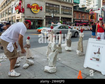 Künstler, der eine künstlerische Performance in der Yonge St, Toronto, AUF DER M5B 2H6 vorführt Stockfoto