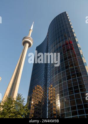 CN Tower. 290 Bremner Blvd, Toronto, AUF M5V 3L9. Berühmter Turm mit einer Höhe von über 553 Metern, Glasboden, Drehrestaurant und Panoramablick. Stockfoto