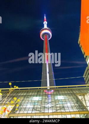 CN Tower. 290 Bremner Blvd, Toronto, AUF M5V 3L9. Berühmter Turm mit einer Höhe von über 553 Metern, Glasboden, Drehrestaurant und Panoramablick. Stockfoto