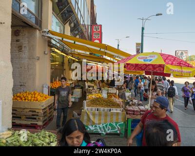 Leute, die auf dem öffentlichen Markt in Toronto's Chinatown einkaufen. Spadina ave. Toronto, Kanada. Stockfoto