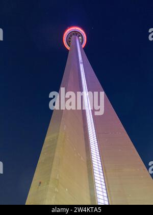 CN Tower. 290 Bremner Blvd, Toronto, AUF M5V 3L9. Berühmter Turm mit einer Höhe von über 553 Metern, Glasboden, Drehrestaurant und Panoramablick. Stockfoto