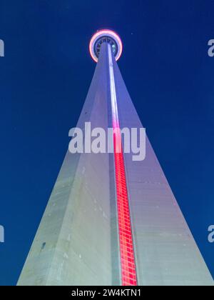 CN Tower. 290 Bremner Blvd, Toronto, AUF M5V 3L9. Berühmter Turm mit einer Höhe von über 553 Metern, Glasboden, Drehrestaurant und Panoramablick. Stockfoto