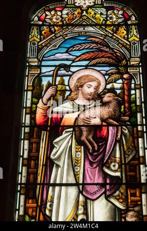 England, Hampshire, Hinton Hampner, All Saints Church, Buntglasfenster, das Jesus mit einem Lamm zeigt Stockfoto