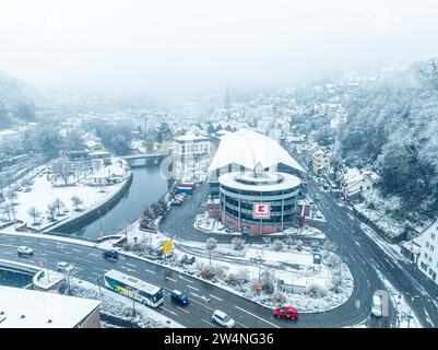 Luftaufnahme eines modernen Stadtzentrums mit Schnee auf einem Fluss in der Nähe einer Brücke, Kaufland, Schwarzwald, Calw, Deutschland Stockfoto